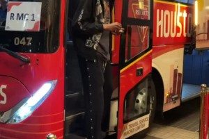 小帅气质引得球迷高呼KD火箭全队已抵达澳门！