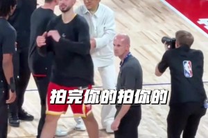 国际巨星的影响力！火箭众将纷纷上前向成龙大哥索要合影